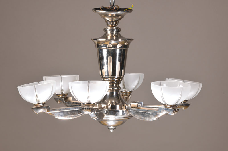 Große Art-Deco-Deckenlampe, Frankreich, 30/40er Jahre, geschliffene Mattglasschirme in stiltypischer "Eiszapfen"-Ausführung, 6 fein ...