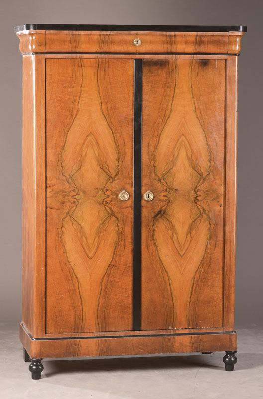 Spätbiedermeierschrank, süd-südwestdeutsch, um 1850/60, Nussbaum furniert u. massiv, Furnierbild doppelt gespiegelt verlegt, partiell geschwärzte ...