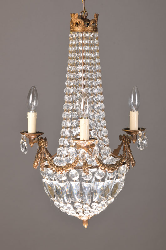 Kleiner klassizistischer Korblüster, wohl Italien, 1.H.20.Jh., 4 Brennstellen, Messing in Girlandenausführung, Prismenbehang, schwere Qualität, ...
