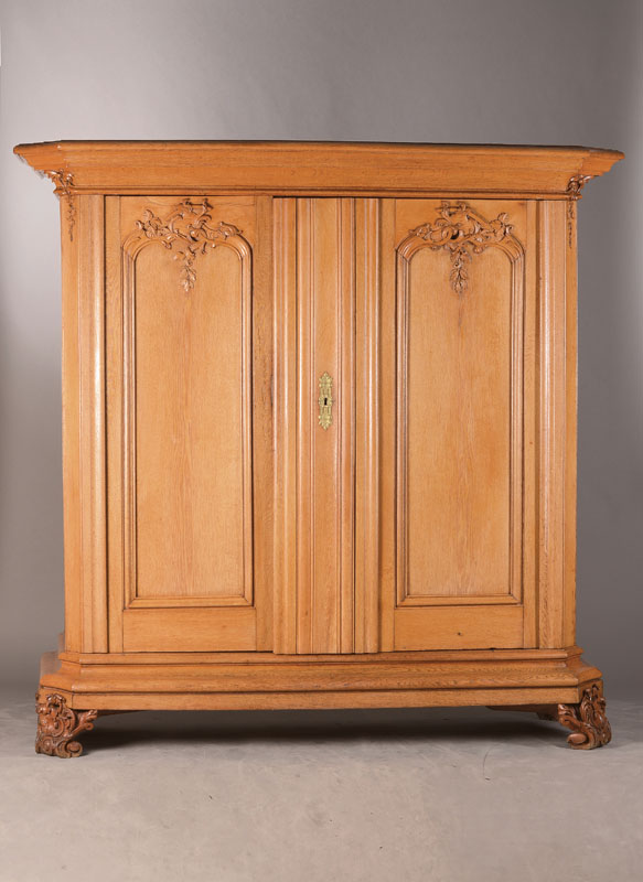 Barockschrank, wohl Mainfranken, um 1770, helle Eiche massiv, plastische geschnitzte u. in den Sockel eingekeilte Rocaillenfüße, 2- türiger ...
