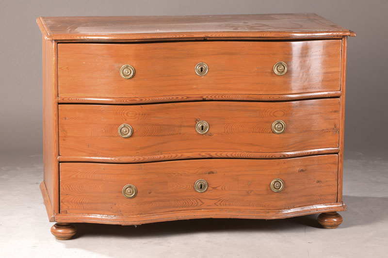 Barockkommode, wohl südwestdeutsch, um 1770,Weichholz, 3-schübiger Korpus, Front doppelt gewölbt, keine Schlösser, ca. 83x122x65 cm