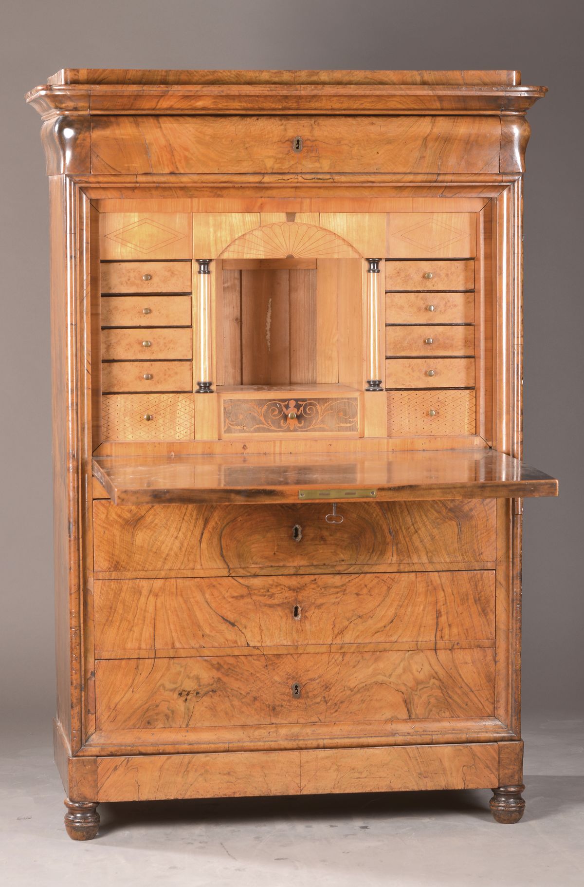 Standsekretär, südwestdeutsch, um 1820/30, Nussbaumfurnier auf Weichholzkorpus, Deckplattemit Furniersch., angepasster Kopfschub, 3 untere Schübe, ...