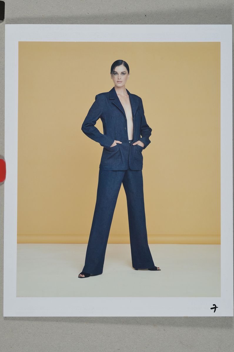 Detail p: Karl Lagerfeld, geb. 1933 Hamburg, Set aus einer Modezeichnung Regenmantel mit Stoffprobehandsigniert und drei Polaroid Fotos für den ...