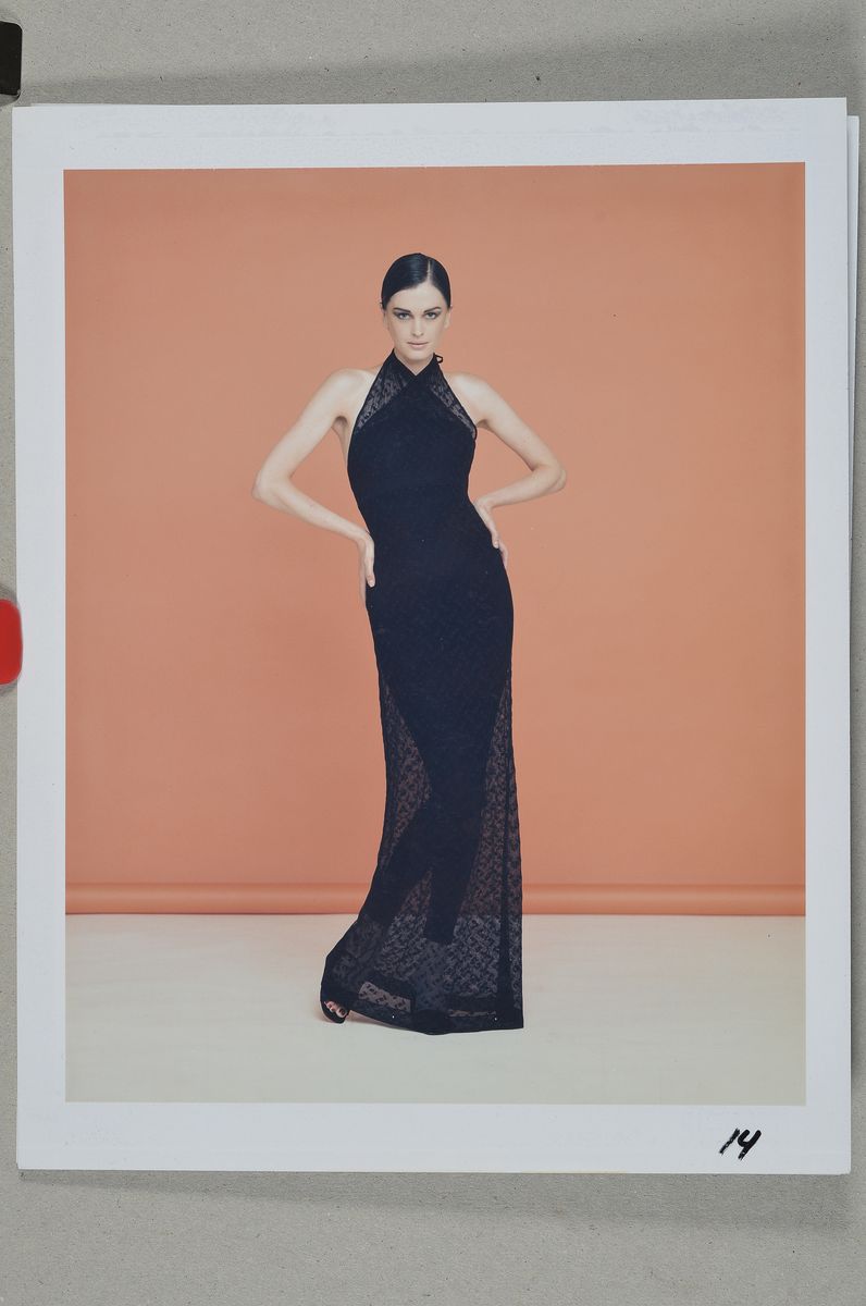 Detail q: Karl Lagerfeld, geb. 1933 Hamburg, Set aus einer Modezeichnung Regenmantel mit Stoffprobehandsigniert und drei Polaroid Fotos für den ...