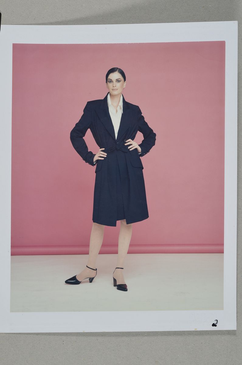Detail r: Karl Lagerfeld, geb. 1933 Hamburg, Set aus einer Modezeichnung Regenmantel mit Stoffprobehandsigniert und drei Polaroid Fotos für den ...