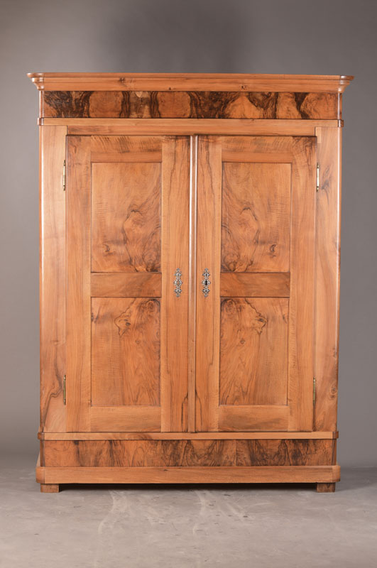 Kleiderschrank, deutsch, um 1880-1900, Biedermeierstil, Nussbaum massiv, 8-Kassetter, 2-türig, guter, wohnfertiger Zustand, schlichte zerlegbare ...