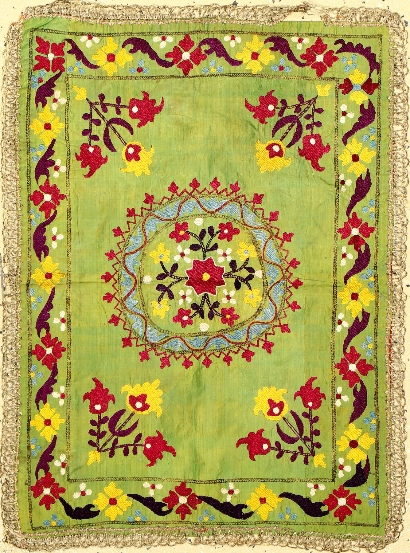 Grüne Lakai "Seiden-Susani" antik (Stickerei), Usbekistan, Ende 19.Jhd., Seidenstickerei auf grünen Seiden-Ikat, ca. 64 x 47 cm, EHZ: 2-3.