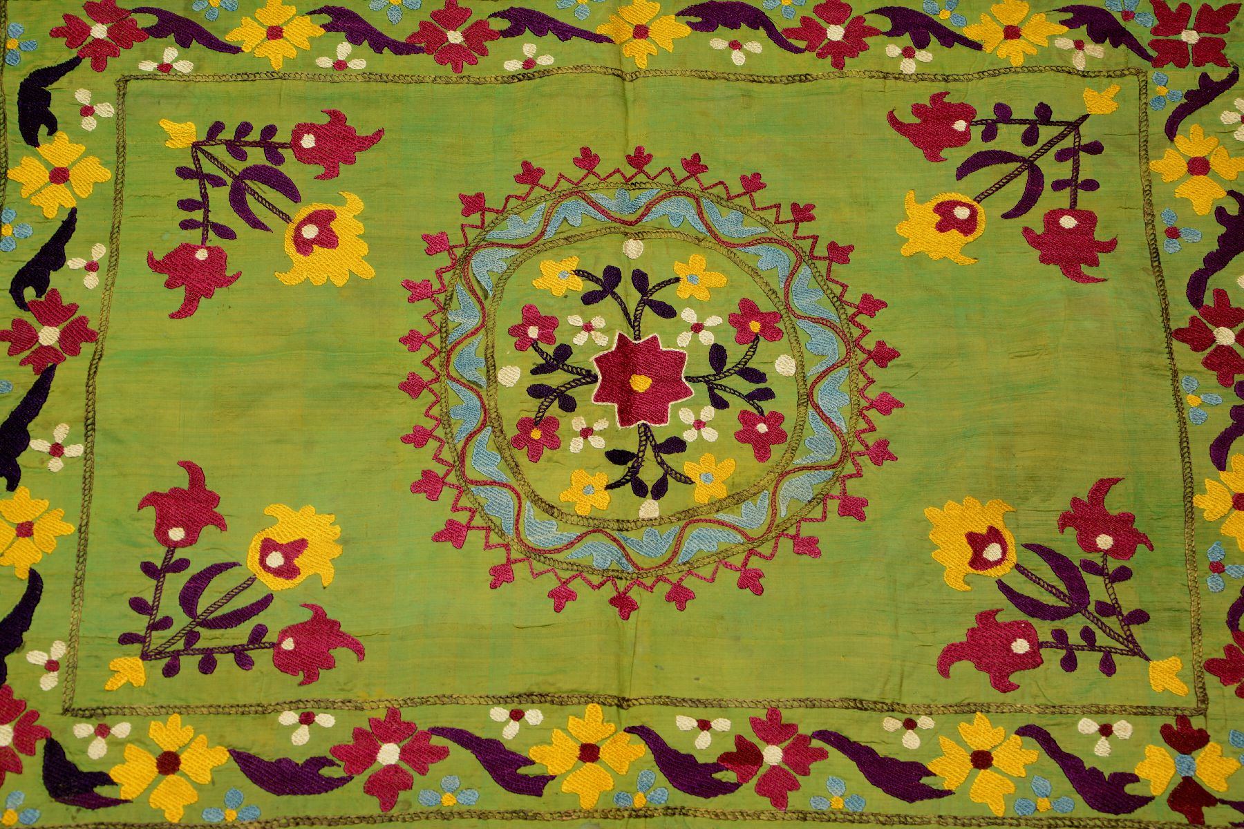 Detail a: Grüne Lakai "Seiden-Susani" antik (Stickerei), Usbekistan, Ende 19.Jhd., Seidenstickerei auf grünen Seiden-Ikat, ca. 64 x 47 cm, EHZ: 2-3.