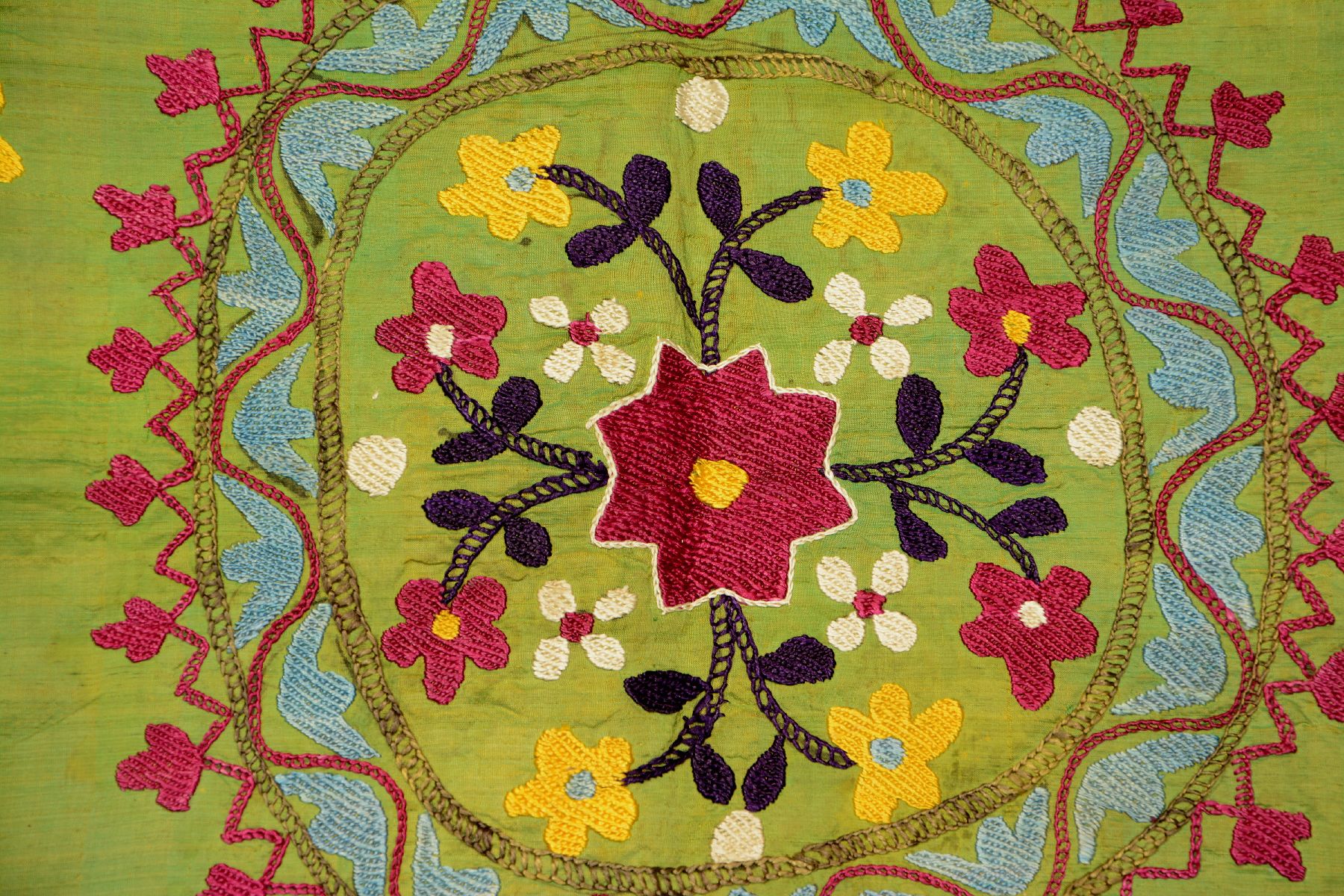 Detail c: Grüne Lakai "Seiden-Susani" antik (Stickerei), Usbekistan, Ende 19.Jhd., Seidenstickerei auf grünen Seiden-Ikat, ca. 64 x 47 cm, EHZ: 2-3.