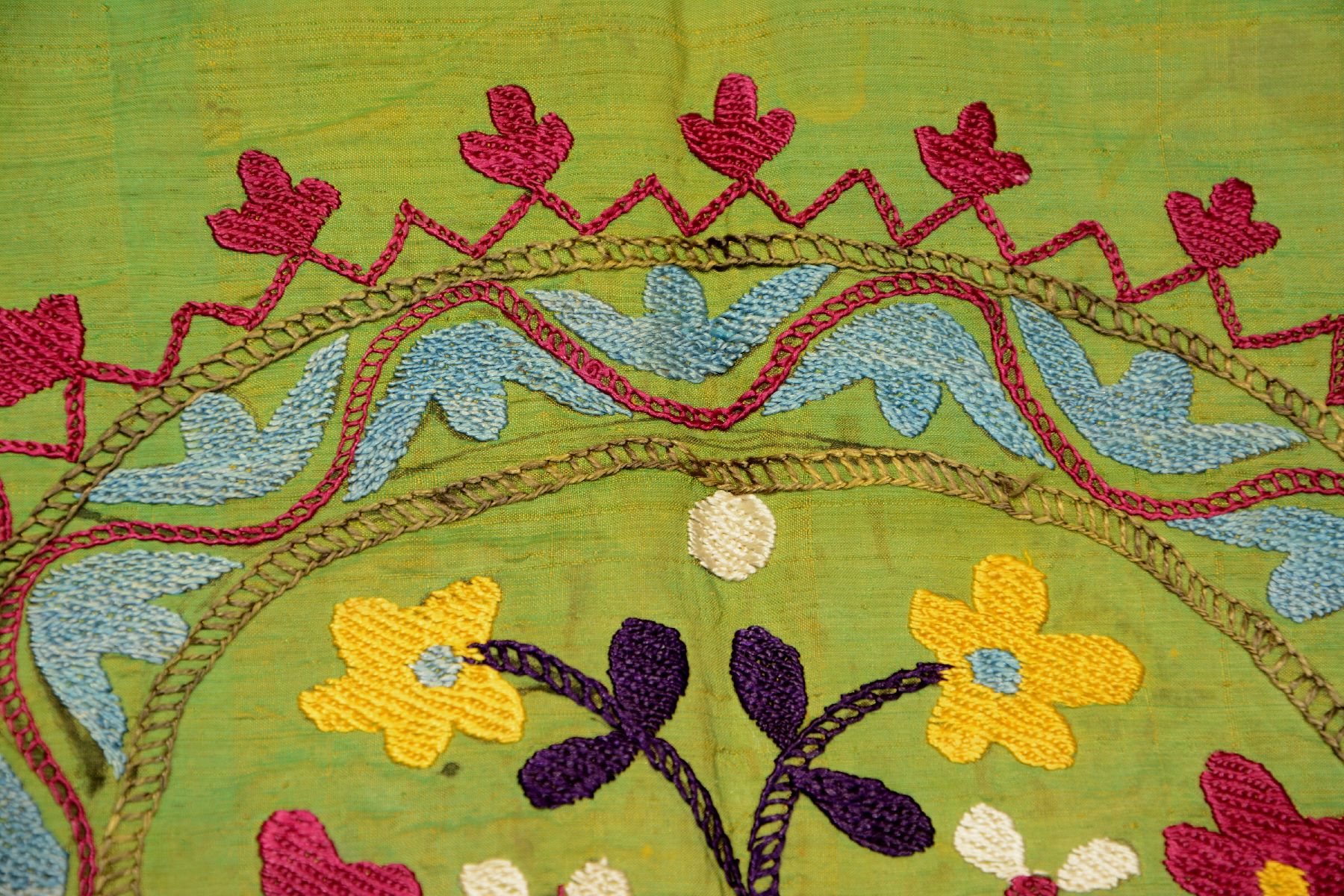 Detail d: Grüne Lakai "Seiden-Susani" antik (Stickerei), Usbekistan, Ende 19.Jhd., Seidenstickerei auf grünen Seiden-Ikat, ca. 64 x 47 cm, EHZ: 2-3.