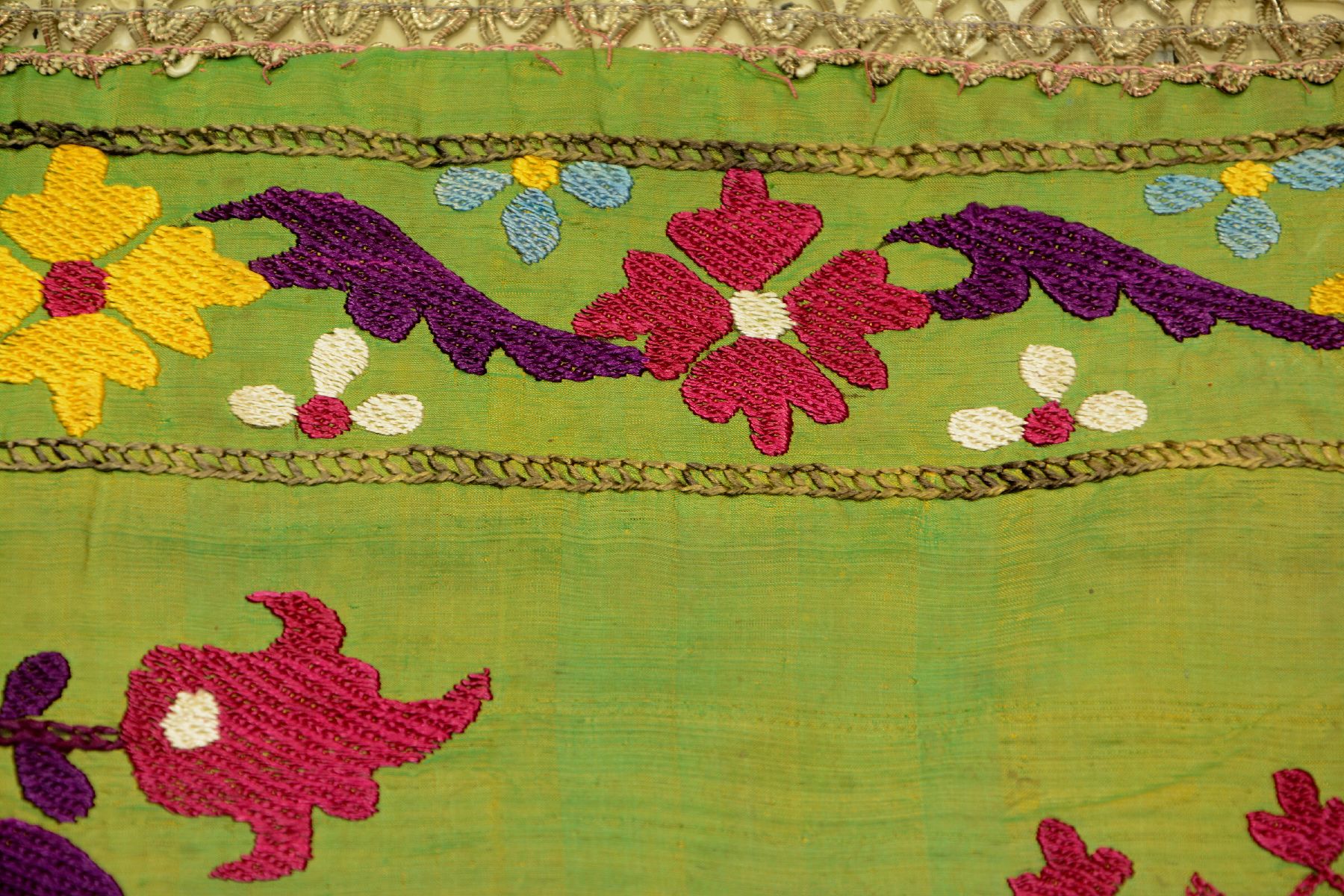 Detail e: Grüne Lakai "Seiden-Susani" antik (Stickerei), Usbekistan, Ende 19.Jhd., Seidenstickerei auf grünen Seiden-Ikat, ca. 64 x 47 cm, EHZ: 2-3.