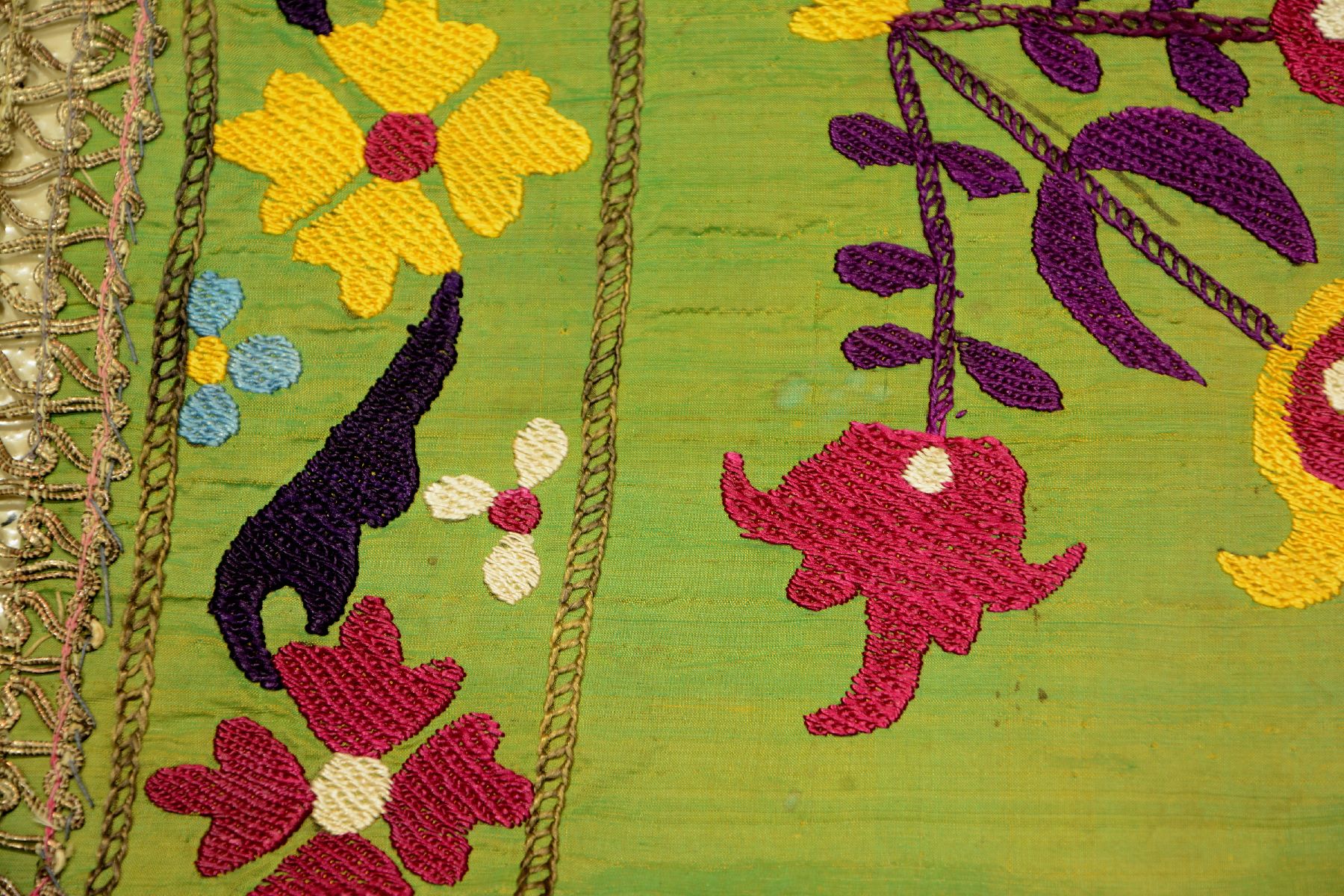 Detail f: Grüne Lakai "Seiden-Susani" antik (Stickerei), Usbekistan, Ende 19.Jhd., Seidenstickerei auf grünen Seiden-Ikat, ca. 64 x 47 cm, EHZ: 2-3.