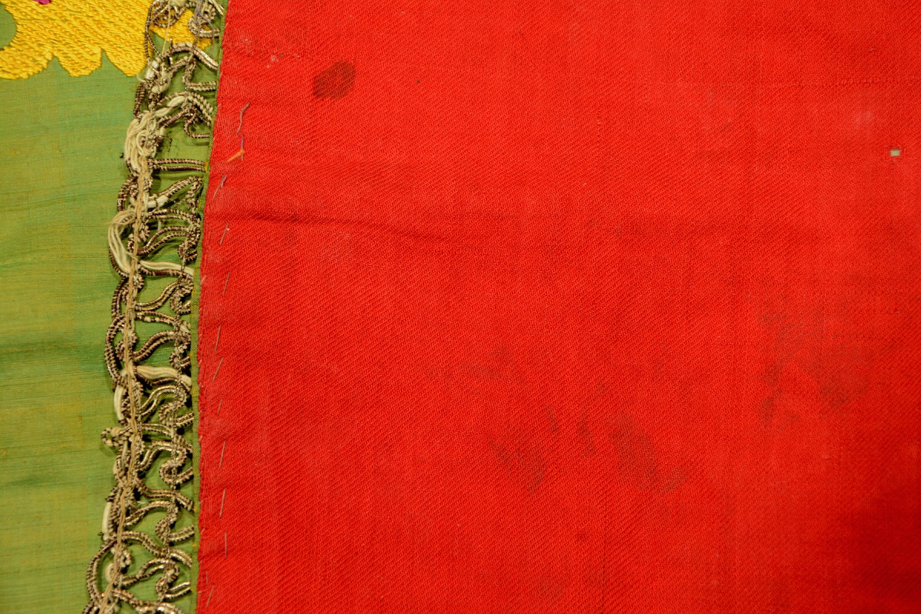 Detail g: Grüne Lakai "Seiden-Susani" antik (Stickerei), Usbekistan, Ende 19.Jhd., Seidenstickerei auf grünen Seiden-Ikat, ca. 64 x 47 cm, EHZ: 2-3.