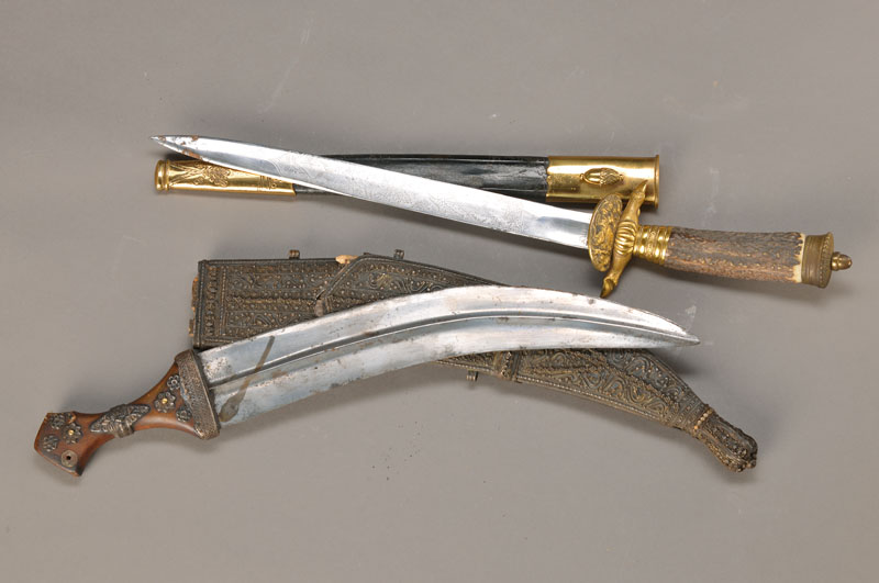Hirschfänger, süddeutsch, um 1900/10, Horngriff, Blatt mit liegendem Hirsch verziert, Klinge mit geätzten Jagddekor, diese leicht korrodiert, ...