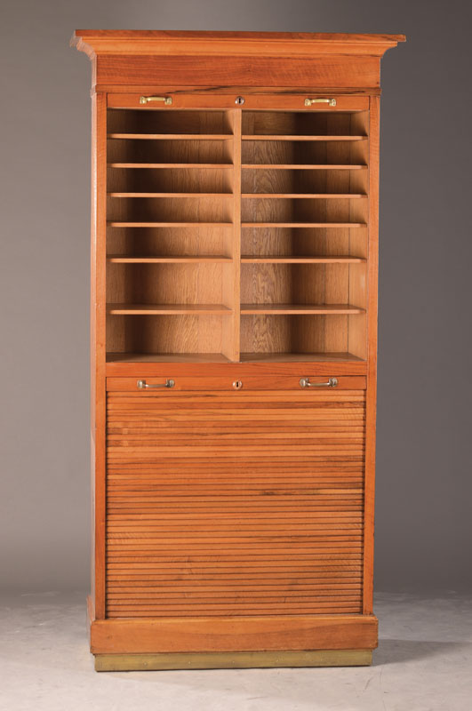 Rollschrank / Büroschrank, deutsch, 1900-20, Nussbaum massiv, 2 Rolltüren nach oben und unten öffenbar, Innen viele kleine Fächer (diese nicht ...