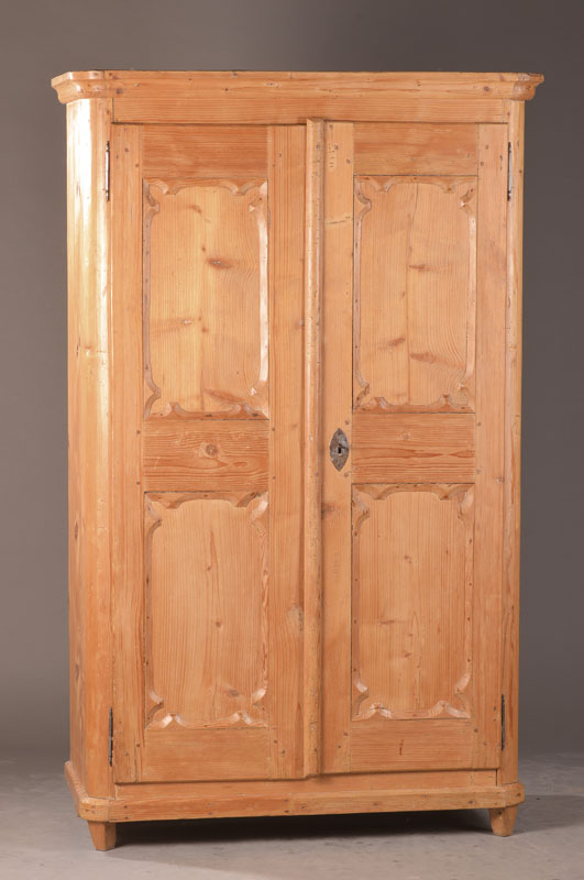Bauernschrank, wohl alpenländisch, 18.Jh., Weichholz, wohl urspr. farbig gefaßt, orig. Kastenschloss, Innen 4 Einlegeböden, st. Alterssp., ...