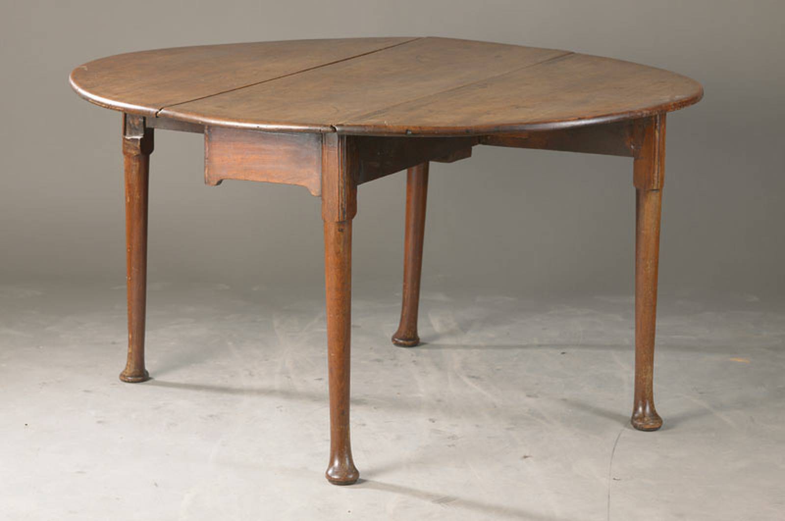 Englischer Klapptisch, sog. "Drop leaf dining table", Mitte 18.Jh., Mahagoni, sog. Pad-Feet, Alterssp., ca. 73x120x133 cm,