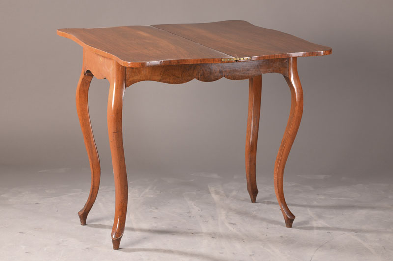 Aufklappbarer Konsoltisch, süddeutsch, um 1845, Wurzelnussfurnier, Nussbaum, geschweifte spätbiedermeierliche Formgebung, aufklappbar, ca. 81x87x94 ...