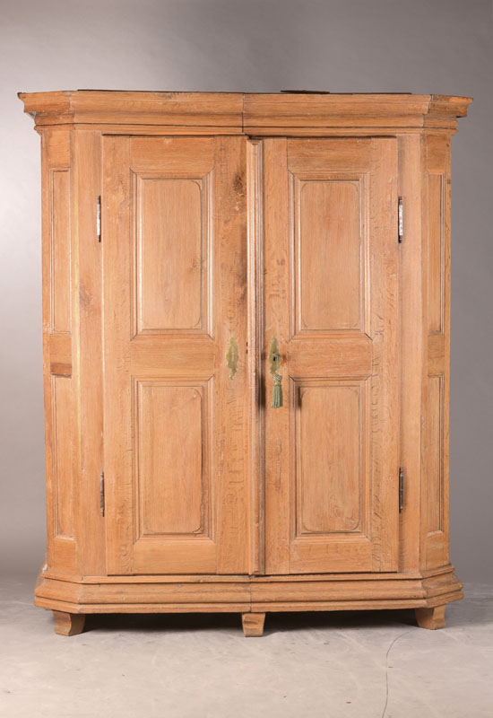 Barockschrank, wohl südwestdeutsch, um 1770/1800, Eiche massiv, orig. Kastenschloss, 8-fach kassettiert, Ecken abgeflacht, Alterserscheinungen, ca. ...