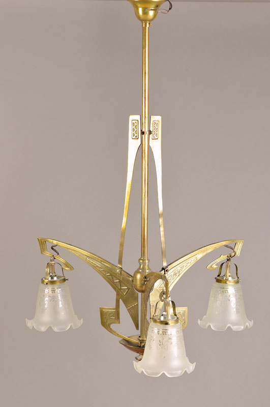 Deckenlampe, Art Deco, um 1930, Messingmontur mit geometrischem Dekor, dreiarmig, drei Brennstellen mit Glockenschirmen, mattiertes Glas, floral ...