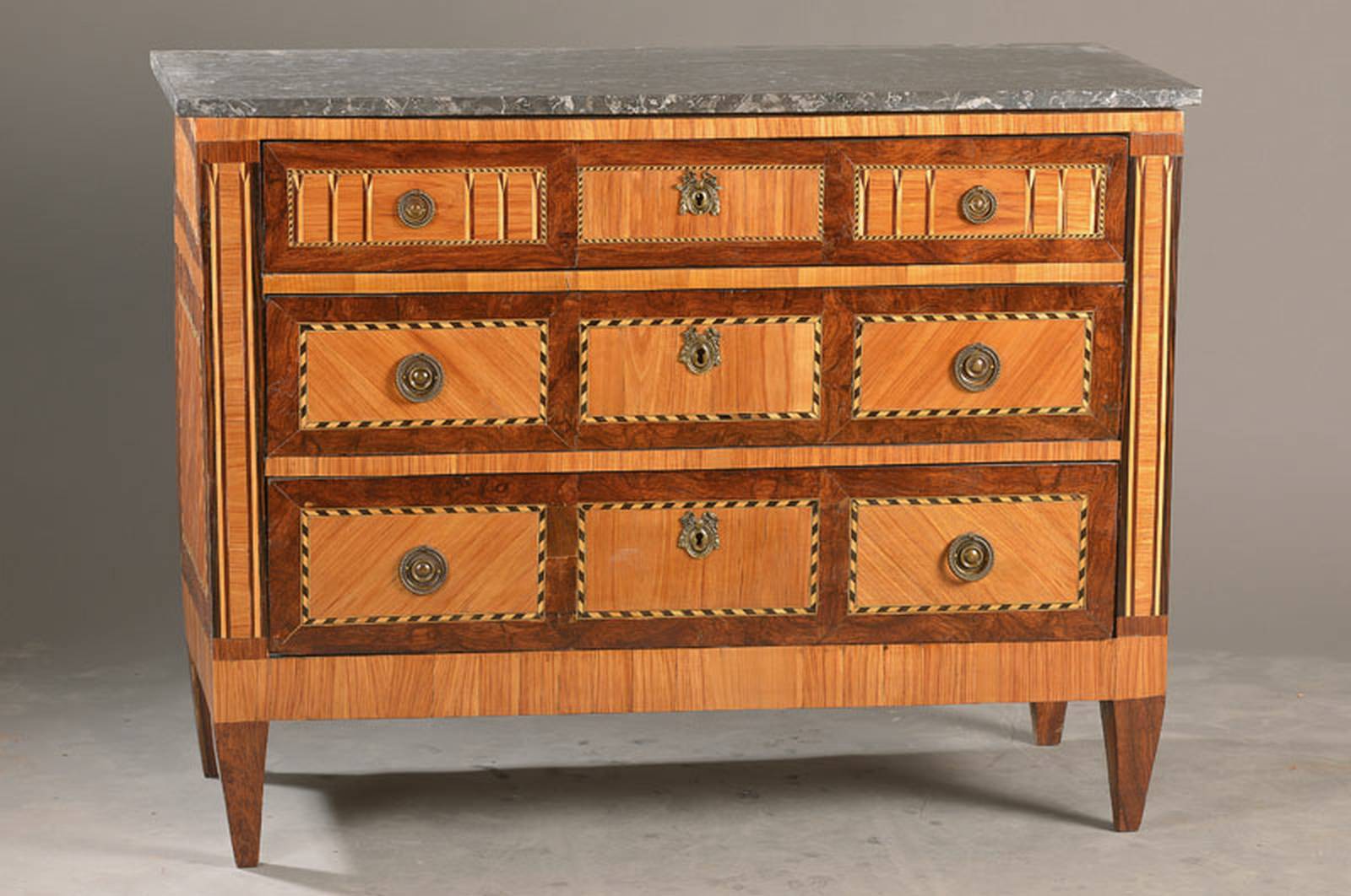 Louis-Seize-Kommode, Frankreich, 1770, verschiedenste Hölzer wie Nussbaum, Kirschbaum, Eiche u. Pflaume, 3-schübig, sek. Marmorplatte, ca. ...