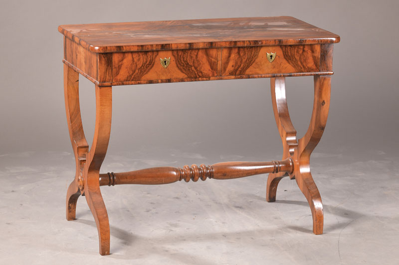 Kleiner Schreibtisch / Konsole, deutsch, um 1860, Nussbaum massiv u. furniert, 2 Zargenschübe, elegant geschwungenes Untergestell, wenige Alterssp., ...