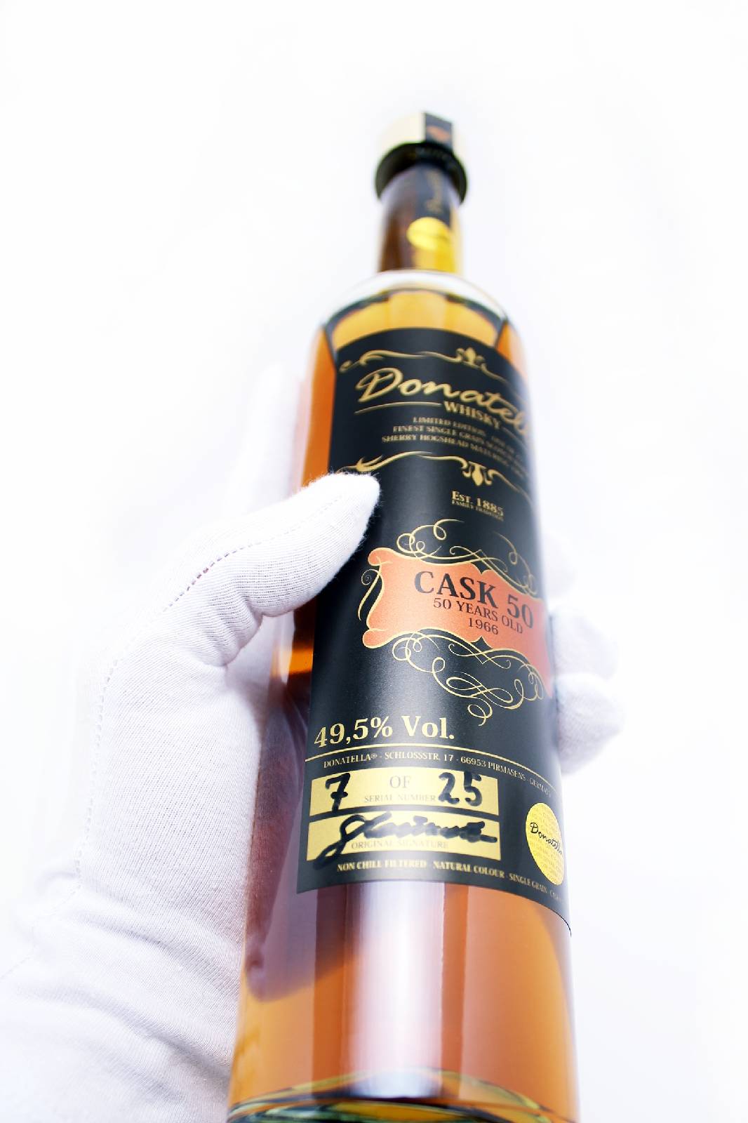 Detail e: 1 Flasche Donatella Scotch Whisky 50 Years Old Limited Edition, Flaschennummer 7 von nur 25 abgefüllten Flaschen., ca. 50 cl, 49,5 % Vol., 50 Jahre ...