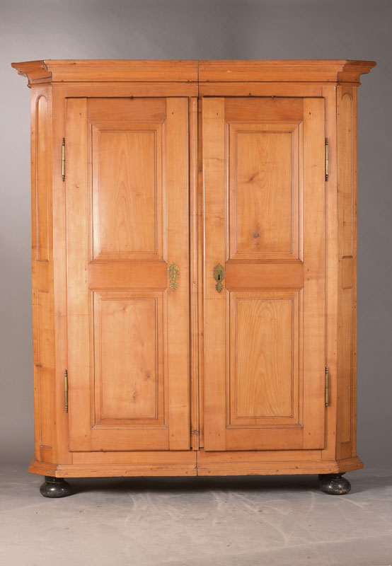 Barockschrank / Übergangsschrank, Württemberg-Bodensee, um 1800, Front und Seiten massiv Kirsch, Schauseiten und Kanten auf Rahmen gearbeitet, ...
