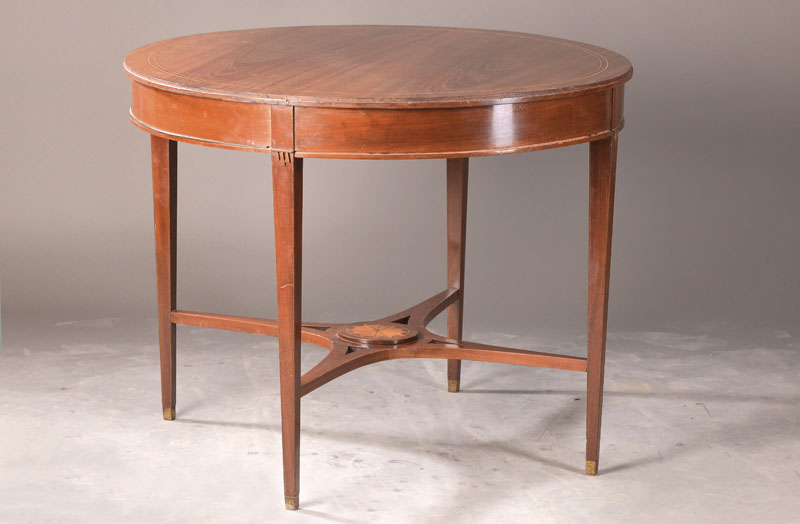 Englischer Salontisch, um 1880, Mahago ni, elegante konische Vierkantbeine mit Messingschuhe u. - appliken, H. ca. 77 cm, D. ca. 95cm