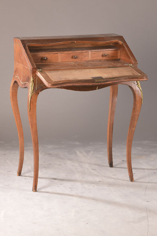Schrägklappensekretär, Frankreich, um 1870, Nussbaum auf Kreuzfuge verlegt, Messingbandeinlagen (z.T. fehlend), Innenleben3-schübig, unrest. ...