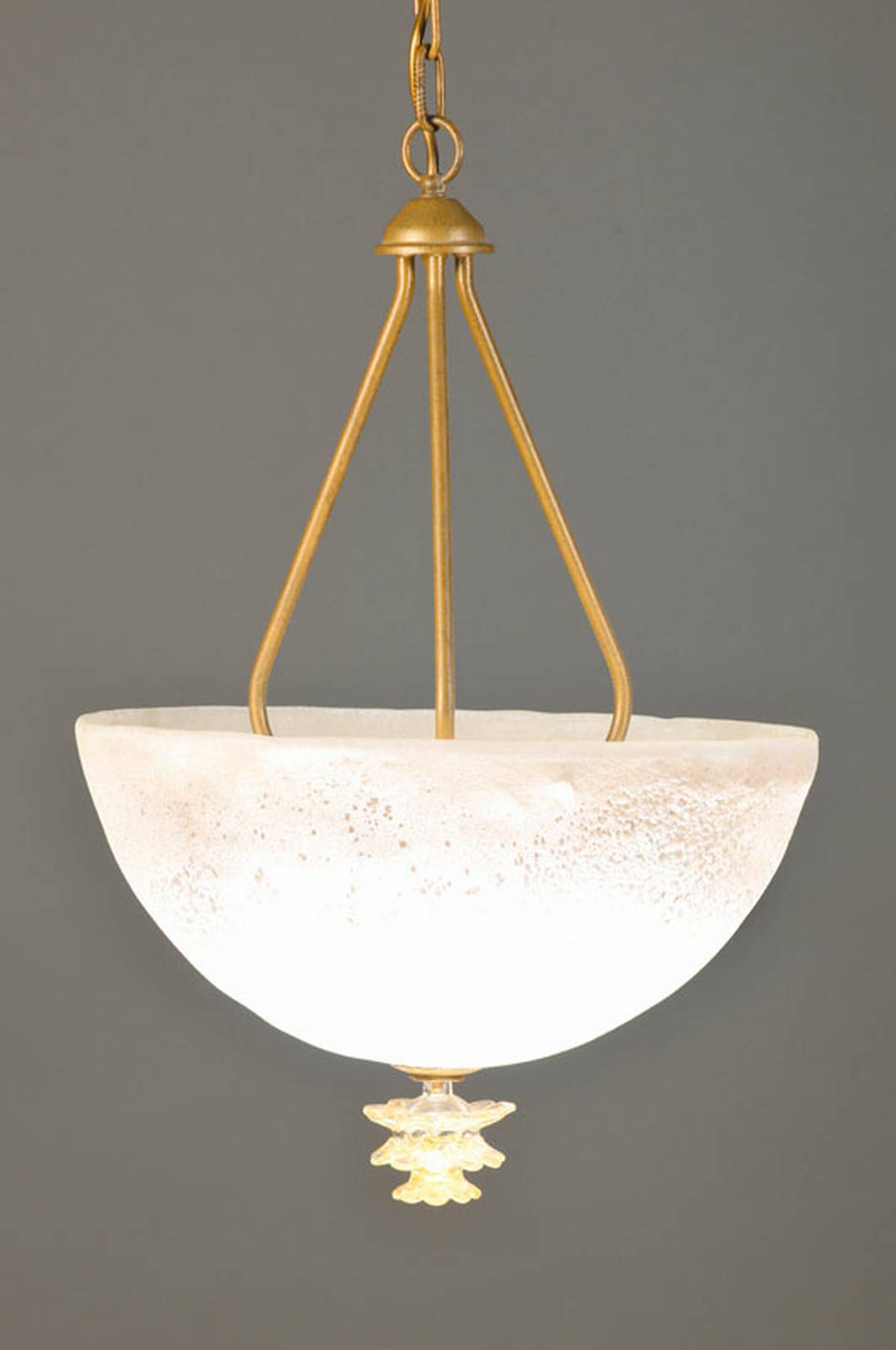 Deckenlampe, Murano, 2. Hälfte 20. Jh., großer Glasschirm mit opakweißen Einschmelzungen, in Steinglasoptik, Metallmontur patiniert, drei ...