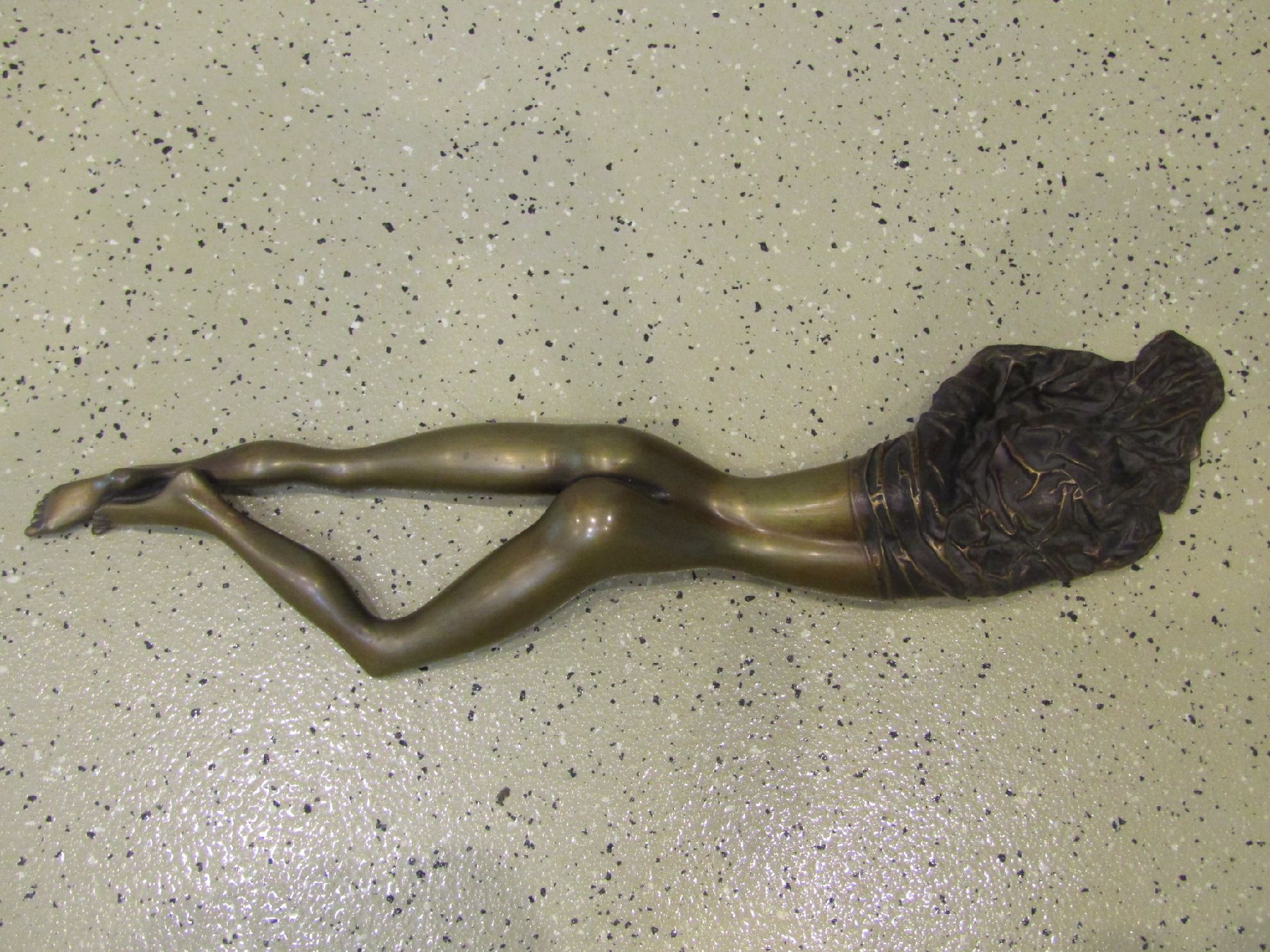 Detail a: Bruno Bruni, geb. 1935 Gradara, Venus Sdraiata, Bronzeskulptur mit gold-brauner Patina, sign., num. 132/250, L. 85 cm