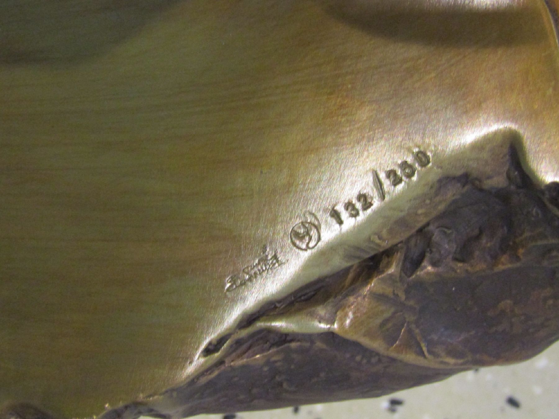 Detail b: Bruno Bruni, geb. 1935 Gradara, Venus Sdraiata, Bronzeskulptur mit gold-brauner Patina, sign., num. 132/250, L. 85 cm
