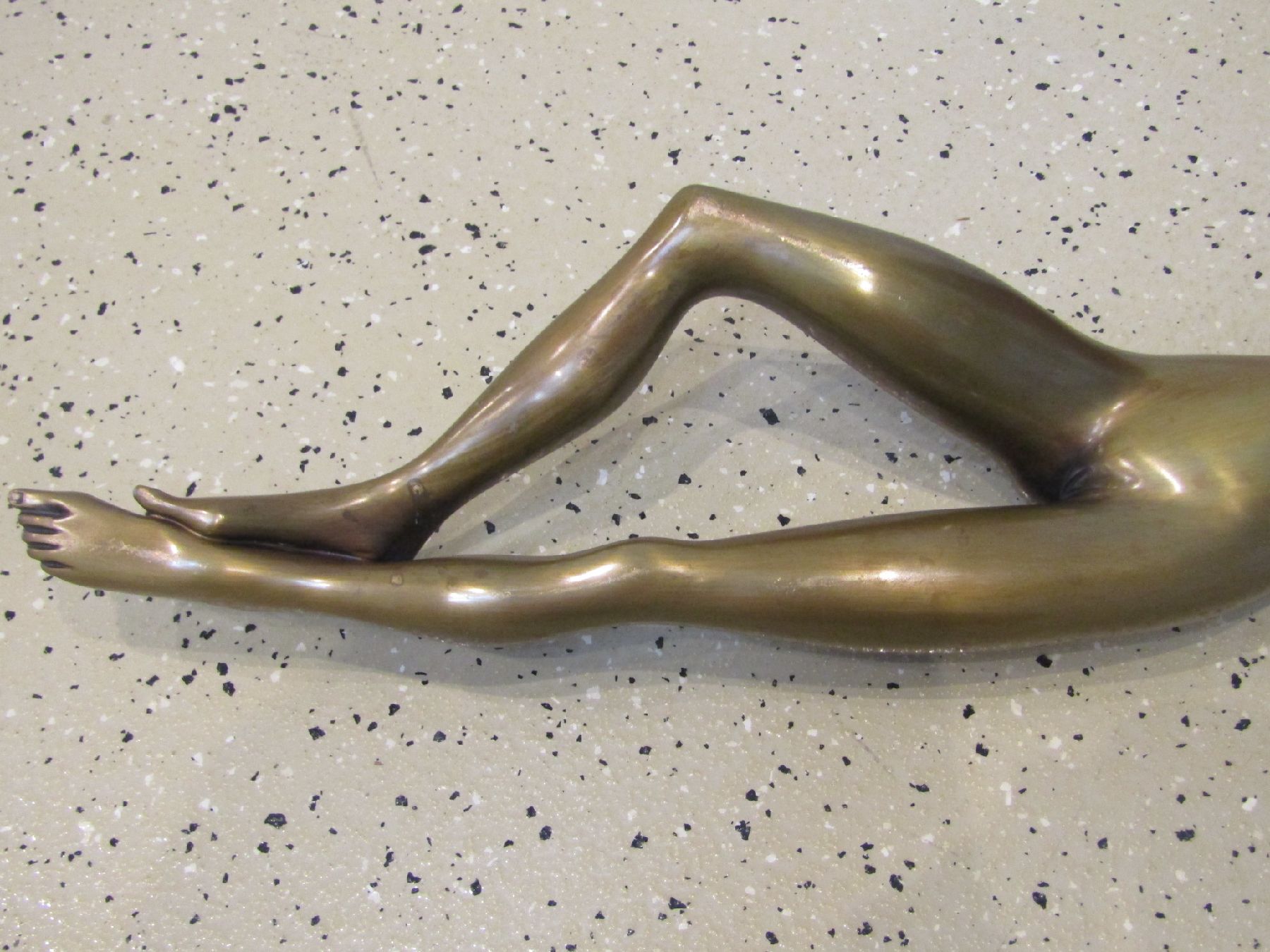 Detail d: Bruno Bruni, geb. 1935 Gradara, Venus Sdraiata, Bronzeskulptur mit gold-brauner Patina, sign., num. 132/250, L. 85 cm