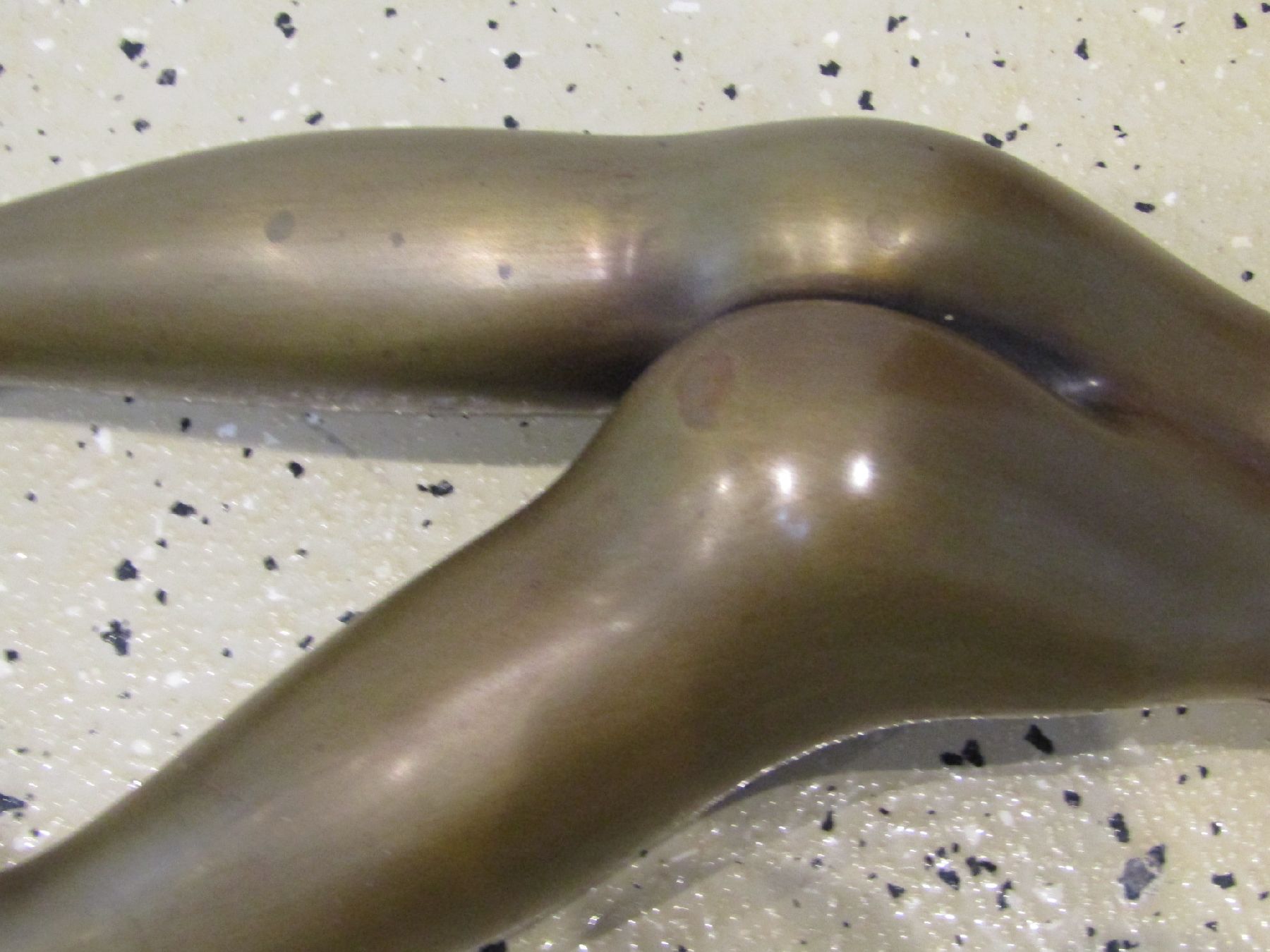 Detail h: Bruno Bruni, geb. 1935 Gradara, Venus Sdraiata, Bronzeskulptur mit gold-brauner Patina, sign., num. 132/250, L. 85 cm