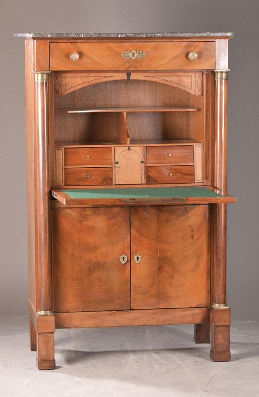 Standsekretär, Frankreich, um 1820, Mahagonifurnier auf Eichekorpus, Kopfschub, aufklappbare Schreibplatte mit 4-schübigem u. 1-türigem ...