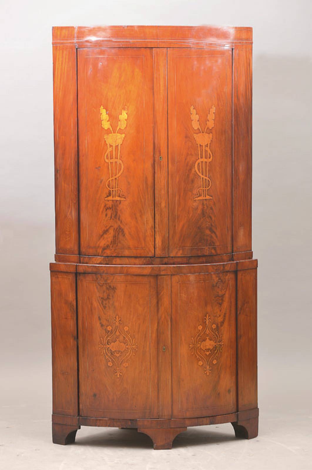 Eck-Aufsatzmöbel, norddeutsch, um 1835/40, Mahagonifurnier auf Eichekorpus, 2-teilig, Ober- u. Unterteil je 2-türig, feine Fadeneinlagen, Aufsatz ...