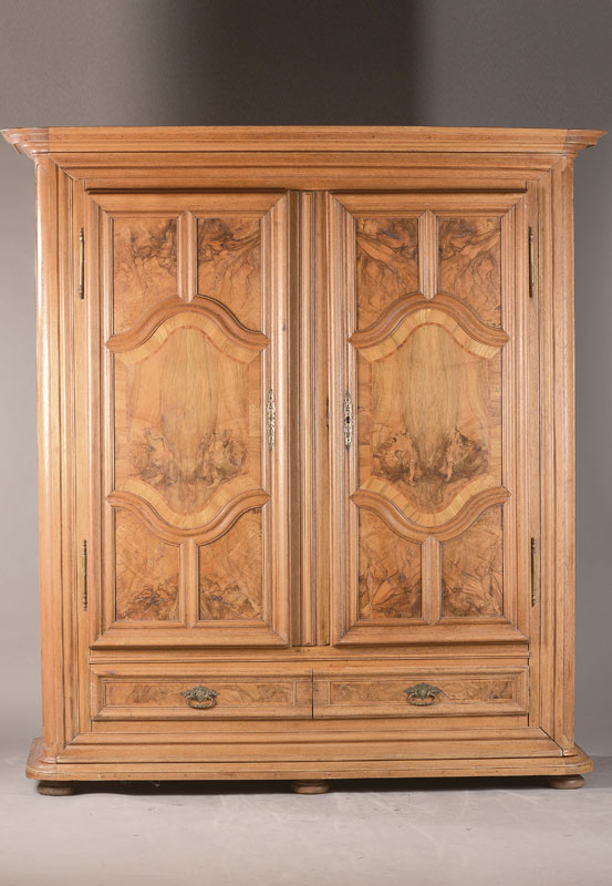 Elsäßer Barockschrank, um 1760/70, Eicherahmen mit nussbaumfurnierten Füllungsfelder, 2-türig, 2 Sockelschübe, Kassetten regionstypisch ...