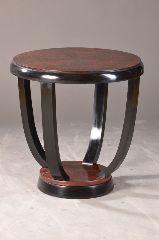 Beistelltisch im Art-Deco-Stil, wohl Frankreich, 20.Jh., Wurzelholzfurnier radialverlegt, Sockelplatte mit 4 Auslegern, partiell geschwärzt, H. ca. ...