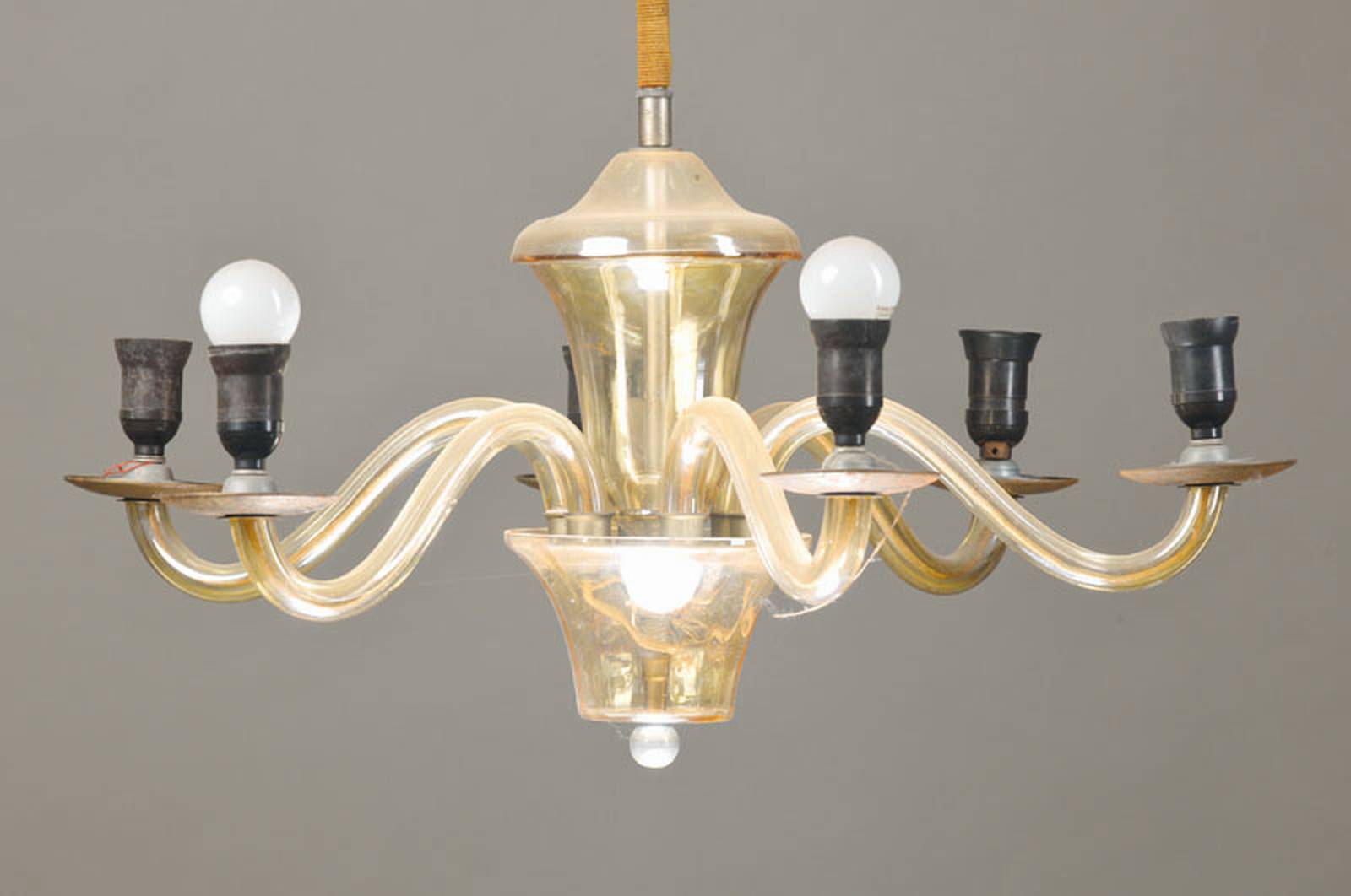 Deckenlampe, 50er Jahre, Glaskorpus u. geschwungene Glasarme mit großen Schirmen, 2 Fehlen, 6 Brennstellen, Elektrifizierung nicht geprüft, H. ca. ...