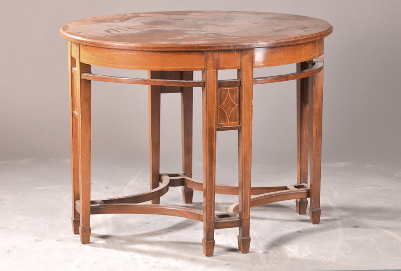 Salontisch, wohl England, um 1900, Mahagoni mit Fadenintarsien, geschweiftes Untergestell mit klassischem Einfluss, l. Oberflächenschäden, ca. ...