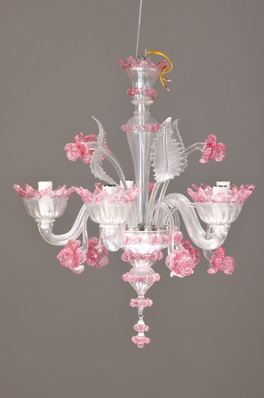 Deckenleuchter, Murano Italien, 1950er Jahre, mundgeblasenes farbloses Glas mit rosa Applikationen in Form von Blüten, 5 Brennstellen ...