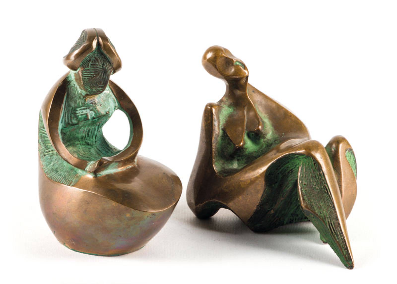 Moraes, zeitgen. brasilianischer Künstler, zwei Bronzeskulpturen mit stilisierten Frauendarstellungen, beide signiert, eine datiert 84, ca. 14.5 ...