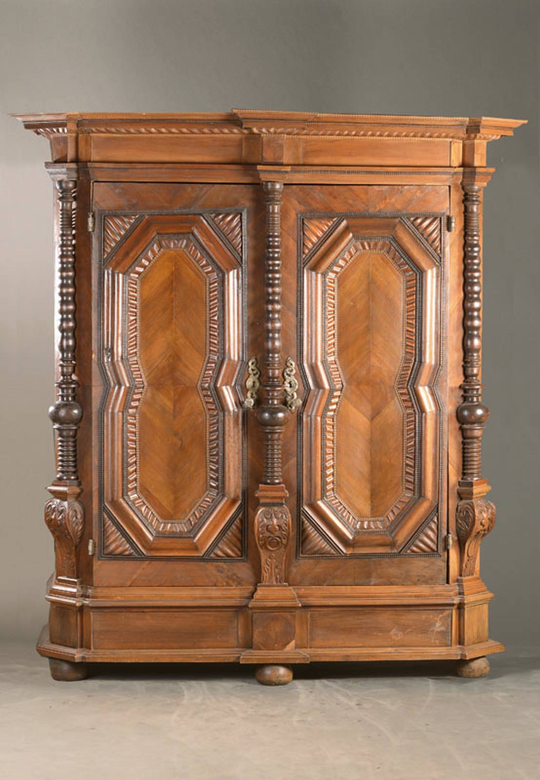 Süddeutscher Frühbarock-Schrank, wohl Augsburg, um 1710/20, Provinienz lt. Einlieferer aus dem Schloss Wald-Erbach, Nussbaumfurnier auf Kreuzfuge ...