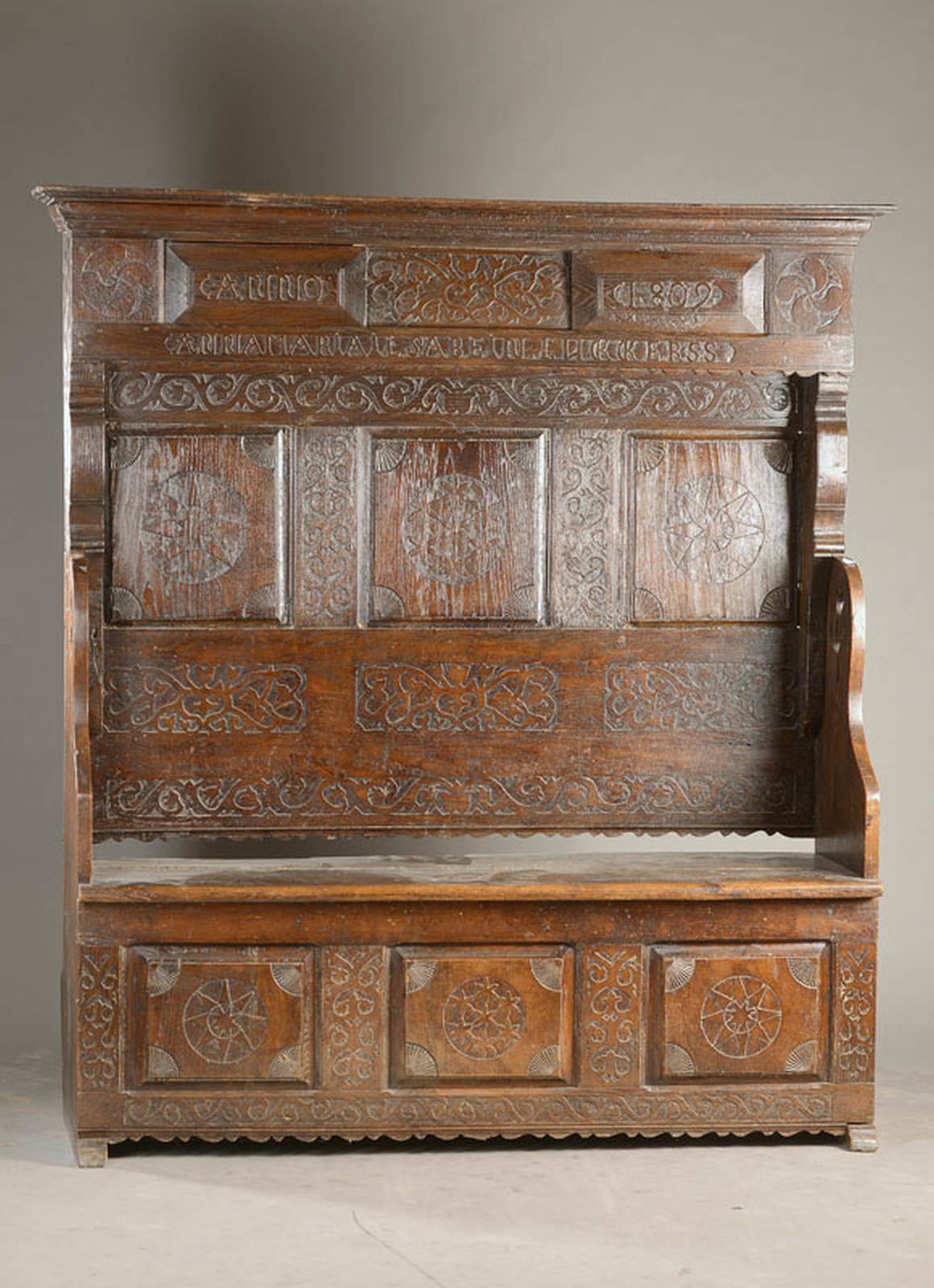 Bank, wohl westdeutsch, dat. 1809, Eic he massiv, durchmischte Ornamentik nach älterem Vorbild, oben mit Schiebefach, dat. u. monogr., st. ...