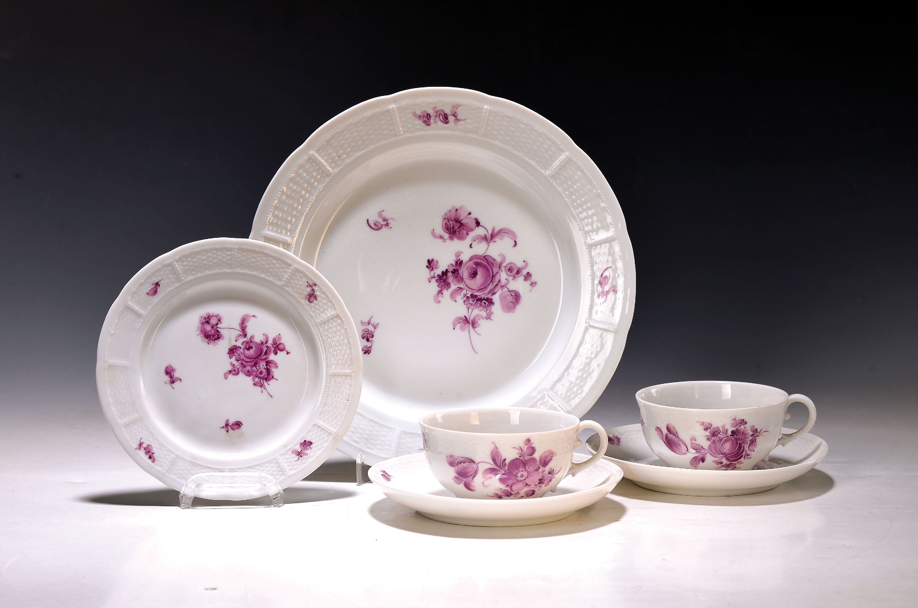 6 Gedecke, 1 Gebäckteller, Nymphenburg, um 1910, Korbrand, purpurrote Blumenbukettmalerei, Tasse ca. 5 cm, Teller D. 16 cm, leichte Gebr.-spuren