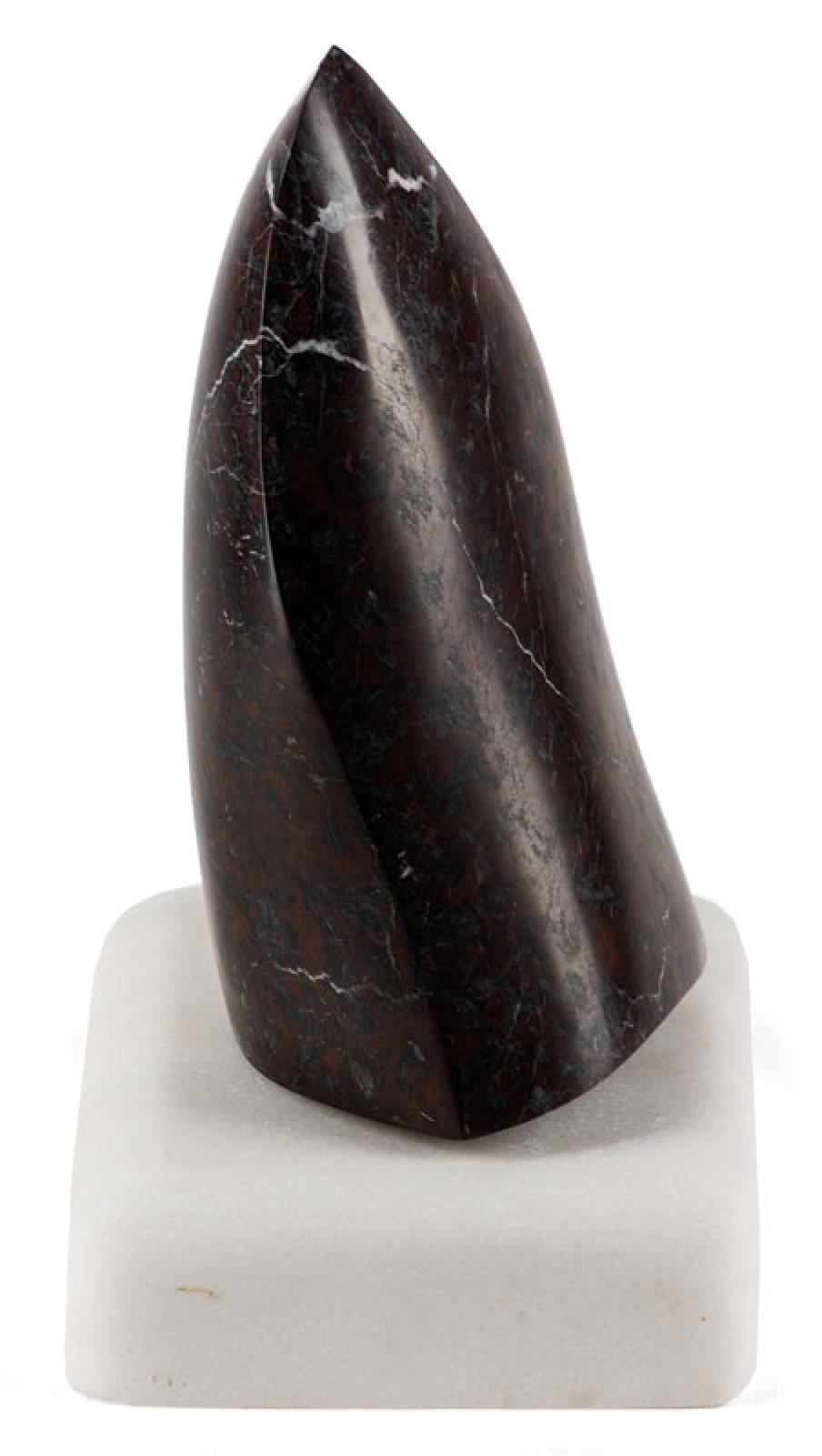 Mechthild Ehmann, geb. 1963 Schwäbisch Gmünd, Skulptur aus braunem Marmor auf einem Sockel aus weißem schimmernden Marmor, unsign., H. ca. 22 cm, ...