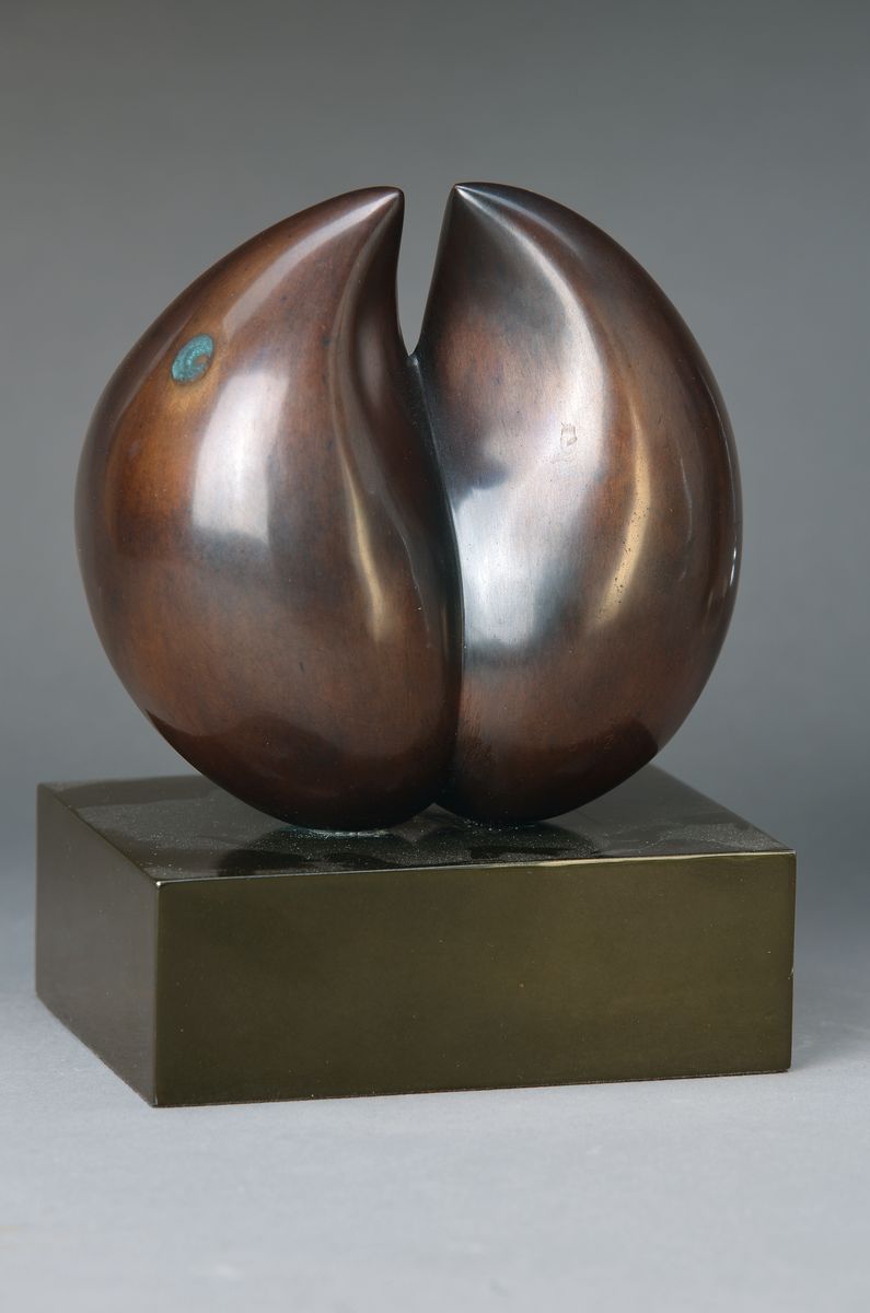 Manuel Bouzo, geb. 1946, Metallskulptur auf Sockel, sign., ca. 16x15 cm, Sockel H. 5cm, Flecken in dunkler Patina
