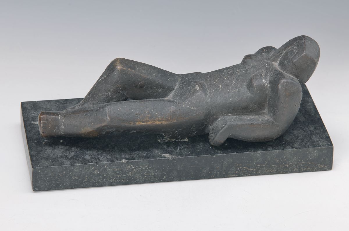 unbekannter Künstler, Liegende, Bronzeskulptur mit dunkelbrauner Patina auf Steinsockel, am Boden monogram. HGH, ca. 13x30x12 cm