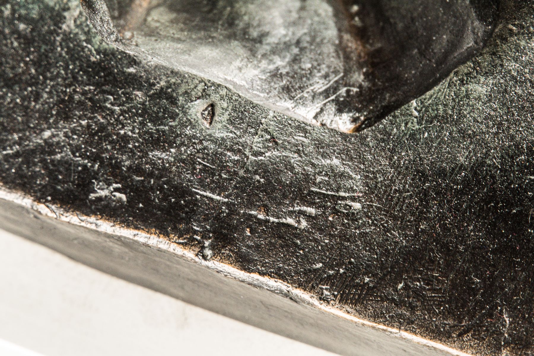 Detail a: Michaela A. Fischer, geb. 1953 in Alpirsbach, Der Andere, Bronzeskulptur auf Sockel, Skulptur ca. 56x27 cm, Podest H. 71 cm, Skulptur wurde 1990 ...